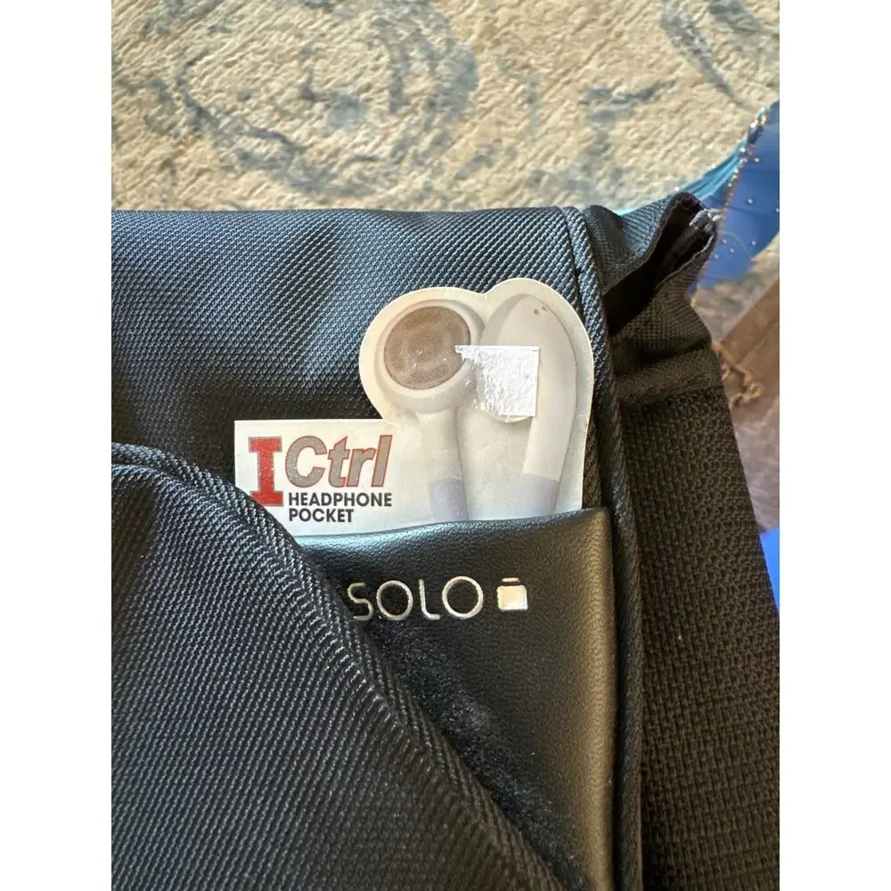 Solo‎ laptop messenger bag. Holds laptop up to 17.3” Intel Headphone pocket